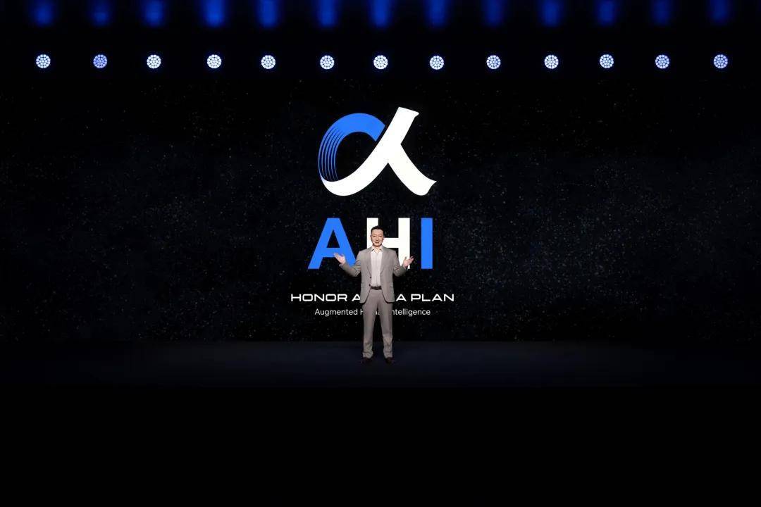 改变中的荣耀： CEO李健称手机不应是“无聊黑色方块”