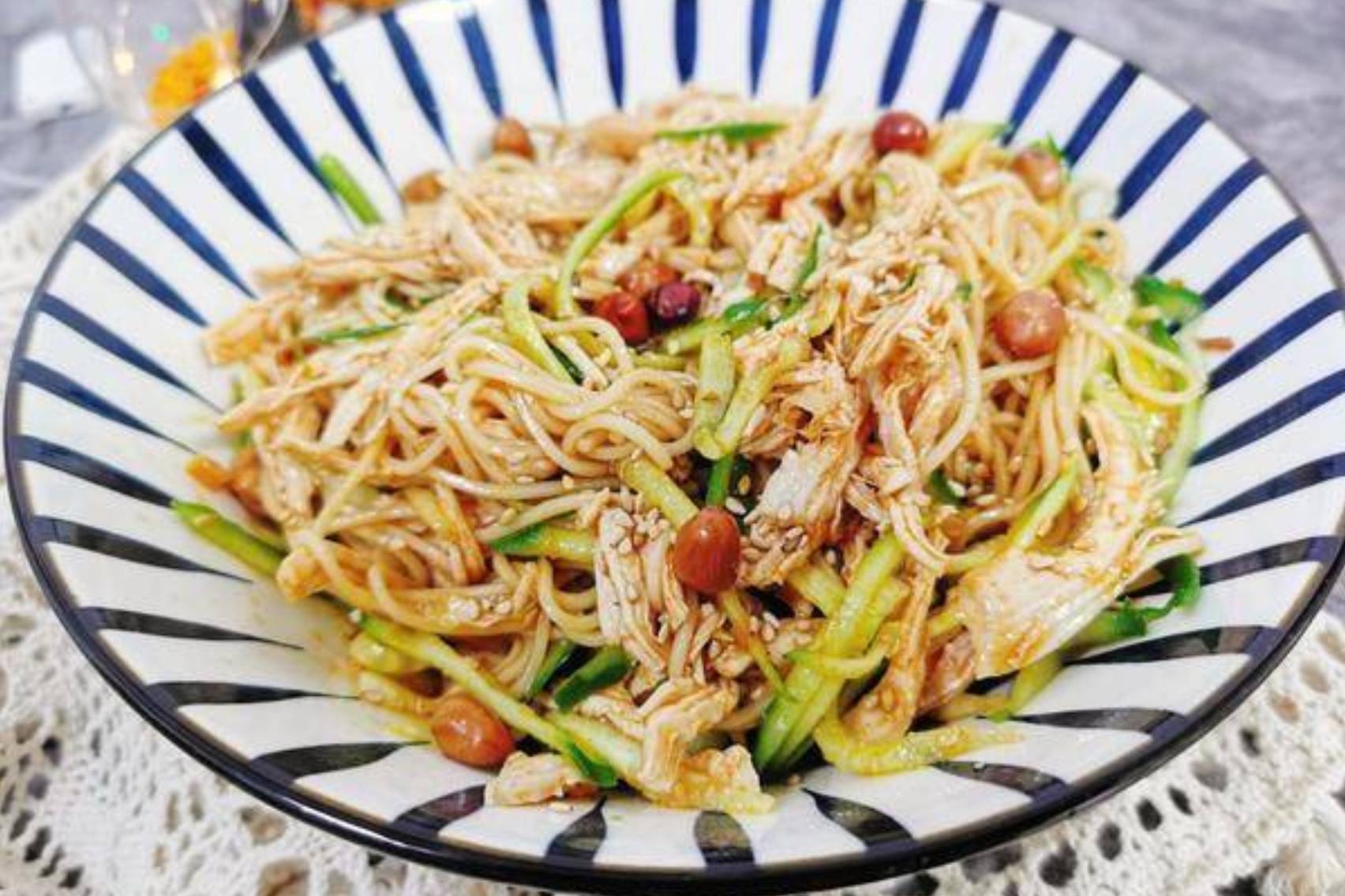 夏日开胃灵魂美食，一口上头的家常鸡丝凉面
