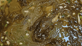 酸菜配肉片粉丝，一口解锁地道川味鲜汤