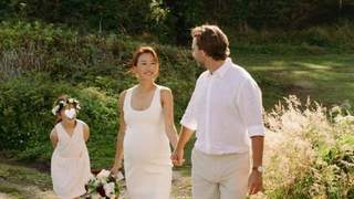 谢霆锋妹妹官宣结婚一周年，晒出婚礼照，七岁女儿成了花童