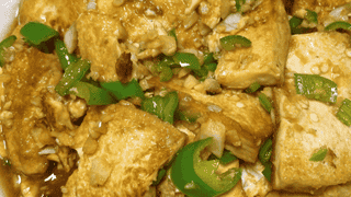 家常豆腐烧青椒：一锅鲜香下饭，成本低滋味浓