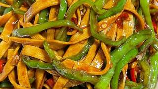 青椒炒千张成家庭下饭热门菜 脆嫩入味做法简单家常