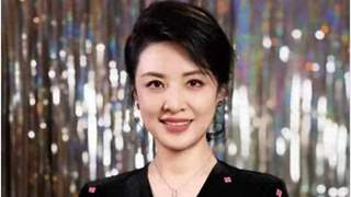 58岁周涛罕见晒私人性感美照 打破以往端庄主持形象引网友热议