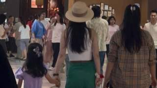 吴倩携女儿逛商场 白背心绿长裤造型亮眼氛围温馨