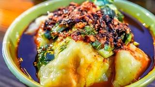 甘肃洋芋搅团：一锤一臼捶出洁白“云朵”