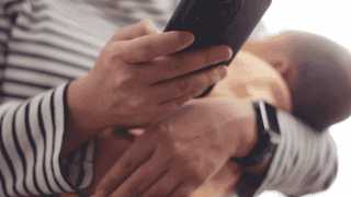 研究发现：父母总玩手机分心 孩子易出现“不安全依恋”