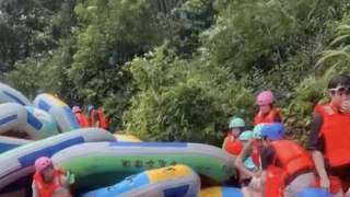重庆景区漂流艇追尾堆叠多名游客遭挤压，景区称无人受伤，现场迅速疏导完毕