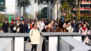 教师过剩潮来袭：未来十年全国或将减少200万岗位，铁饭碗不再稳当
