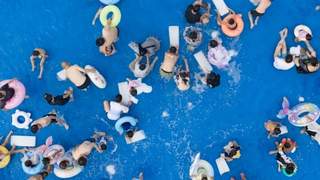 重庆涪陵一水上乐园8月1日搬大块冰块进戏水区 开启夏日消暑新模式