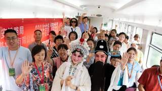 7月31日2026首趟秦腔非遗纳凉米脂旅游专列开行 400余游客乘专列赴陕北开启三天之旅