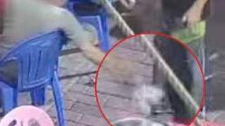 白发男子付款时扔钱羞辱服务员 遭同款方式反击自取其辱