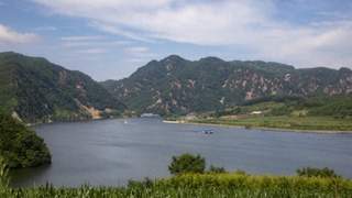 桓仁五女山秋日枫红 尽赏湖光山城品冰酒