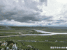 黄河九曲第一湾景区，发源于巴颜喀拉山的黄河在此与白河汇合，形成一连串大大的“S”形 。