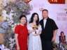 杨紫全家福曝光幸福满溢 父母眼里满是骄傲与珍视