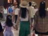 吴倩携女儿逛商场 白背心绿长裤造型亮眼氛围温馨
