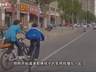 山西两学生骑车打闹摔倒，险遭后车碰撞，“我在车上害怕，他还向同学表示不危险”