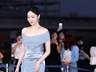 金高银亮相红毯 身着Georges Hobeika2026春夏系列雾霾蓝一字肩纱裙柔雅气质拉满