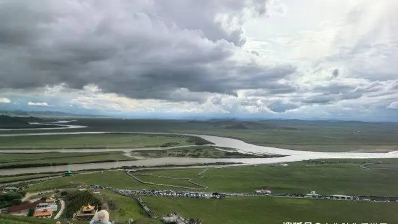 黄河九曲第一湾景区，发源于巴颜喀拉山的黄河在此与白河汇合，形成一连串大大的“S”形 。