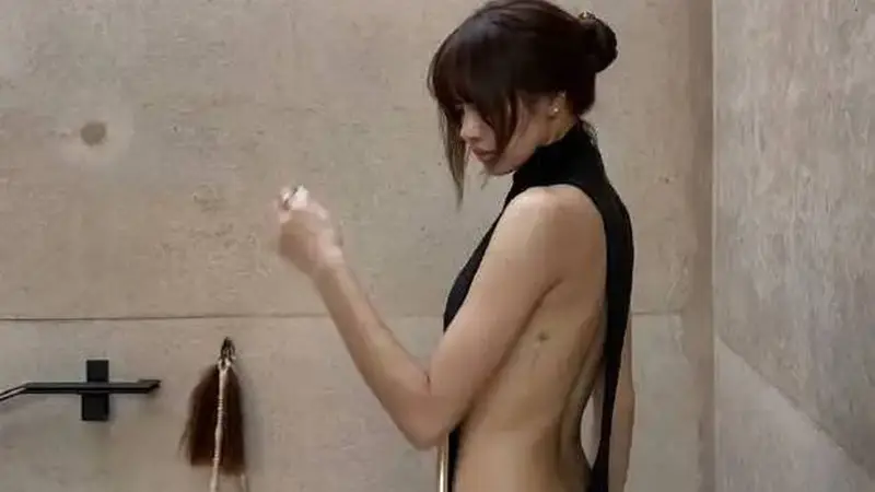 Lisa晒荒漠美照，穿黑色露背裙大秀S曲线，腰臀比例太完美了！
