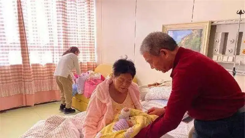 “妈，别生二胎了行吗？”女儿跪地祈求，50岁妈妈的话让人心寒