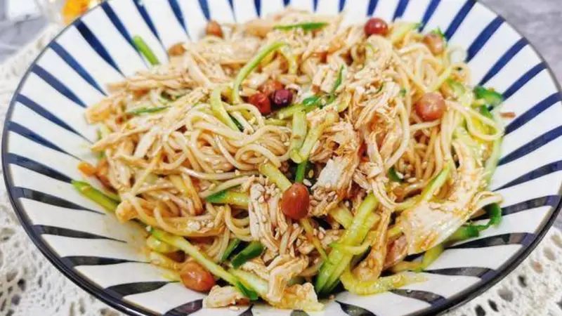 夏日开胃灵魂美食，一口上头的家常鸡丝凉面