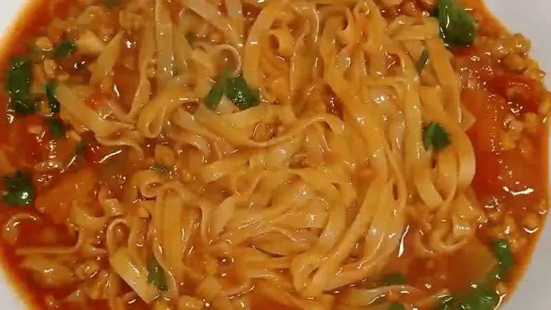 番茄肉末焖面:十分钟暖心家常味