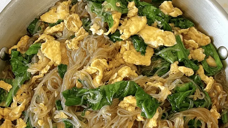 翠嫩爽口,家常下饭:生菜鸡蛋炒粉丝的秘诀