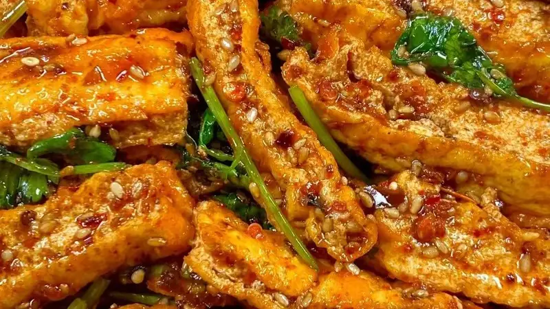 香菜拌炸豆腐,酥脆香辣,一口就上瘾的神仙吃法