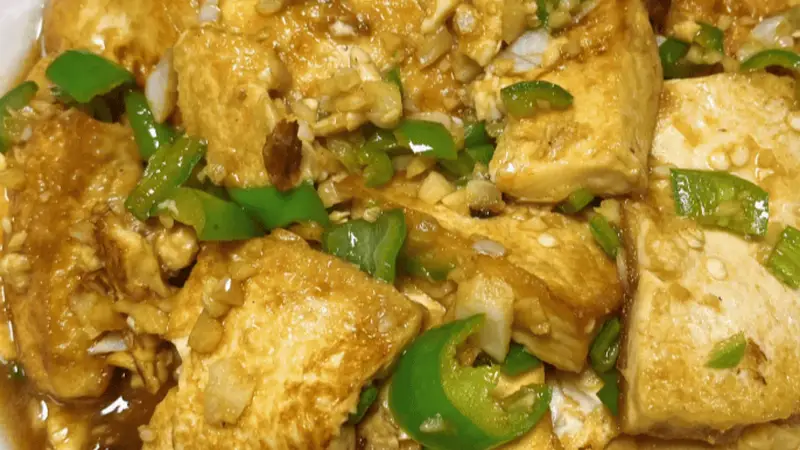 家常豆腐烧青椒：一锅鲜香下饭，成本低滋味浓