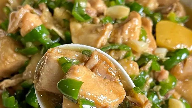 青椒炒鸡做法6步搞定 鲜嫩入味下饭一绝