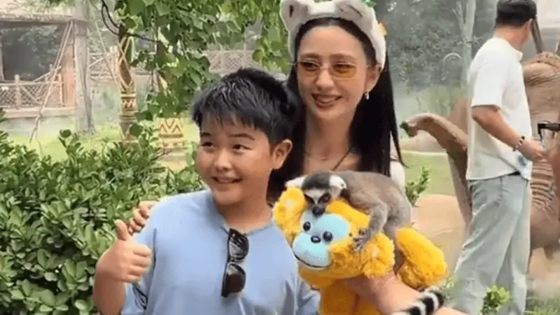 佟丽娅带10岁儿子逛郑州动物园被偶遇 朵朵长相酷似陈思诚