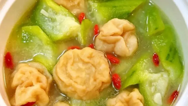 广东夏秋时节 丝瓜配鱼腐煮出清甜鲜汤