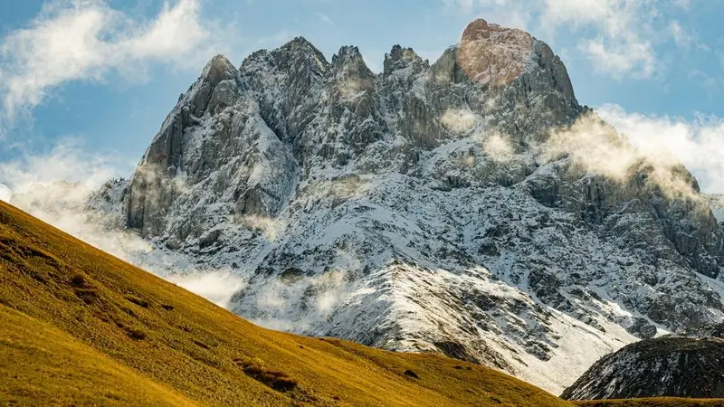 格鲁吉亚卡兹别克山谷 高加索热门徒步胜地雪山景色引关注