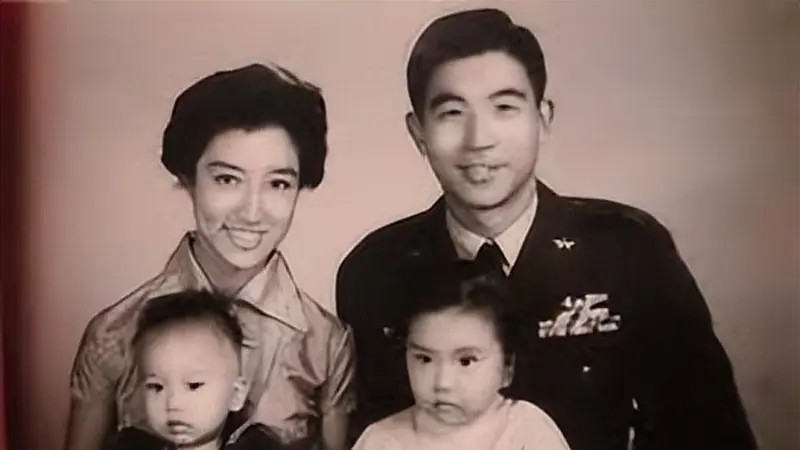 1965年飞行员张立义侦察大陆被击落 传死讯建衣冠冢后竟生还 隔25年才与妻子重逢
