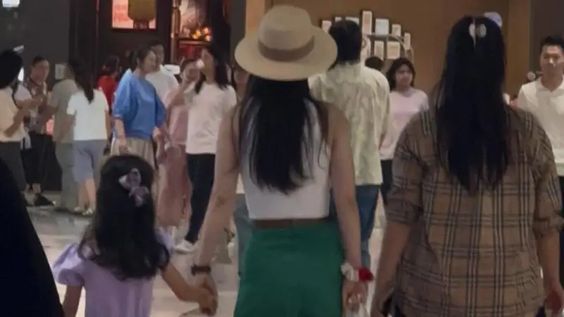 吴倩携女儿逛商场 白背心绿长裤造型亮眼氛围温馨