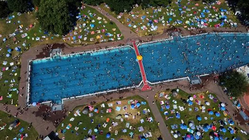 欧洲1300人因高温死亡:居民抢购700欧元空调还得自己扛回家,有网友说“想回武汉避暑”