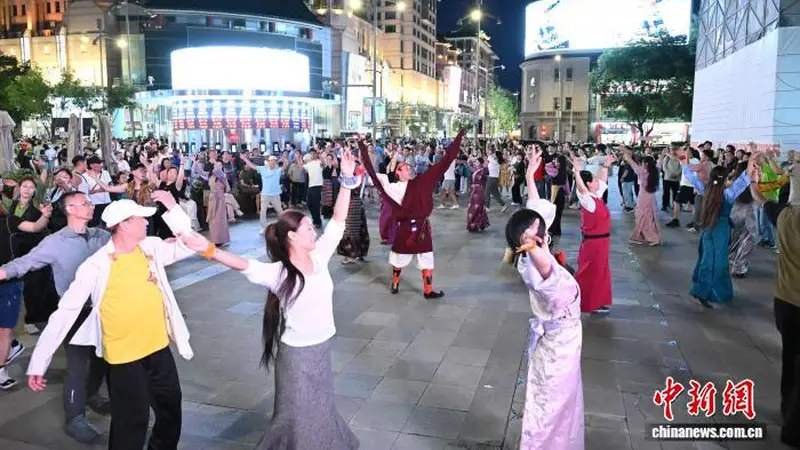 他把锅庄舞跳到了北京街头