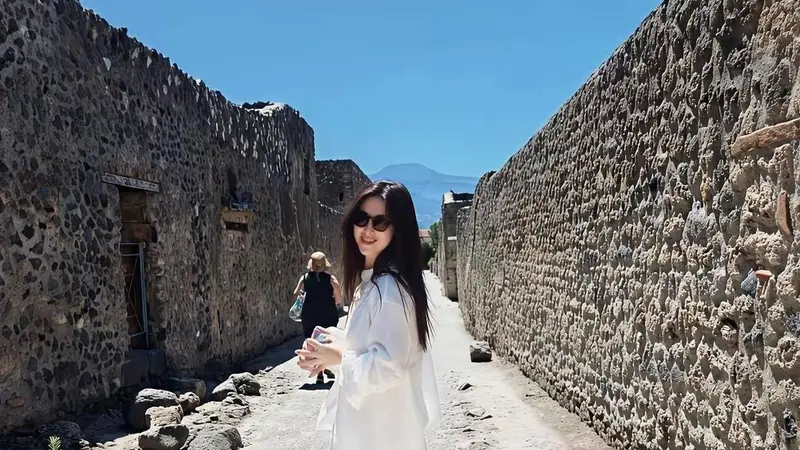朱珠一家意大利旅行照曝光！打卡庞贝古城，老公王昀佳随手拍全是时尚大片