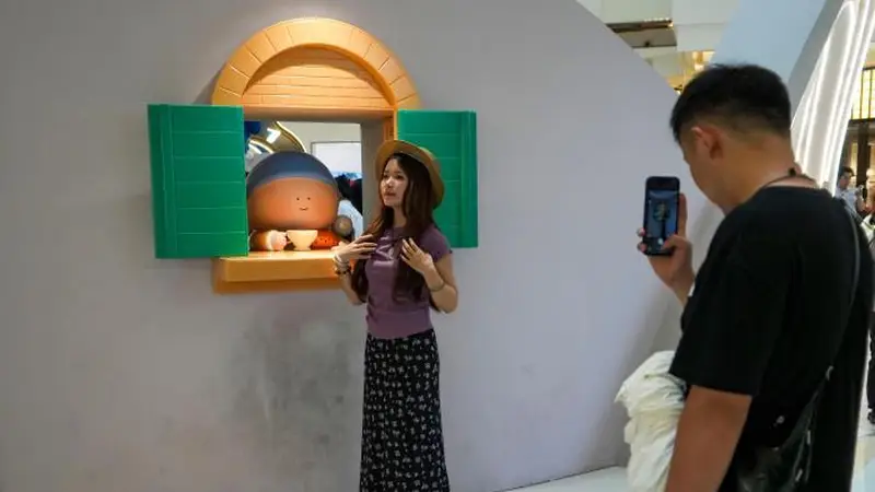 河南郑州:艺术展走进商场吸引民众参观
