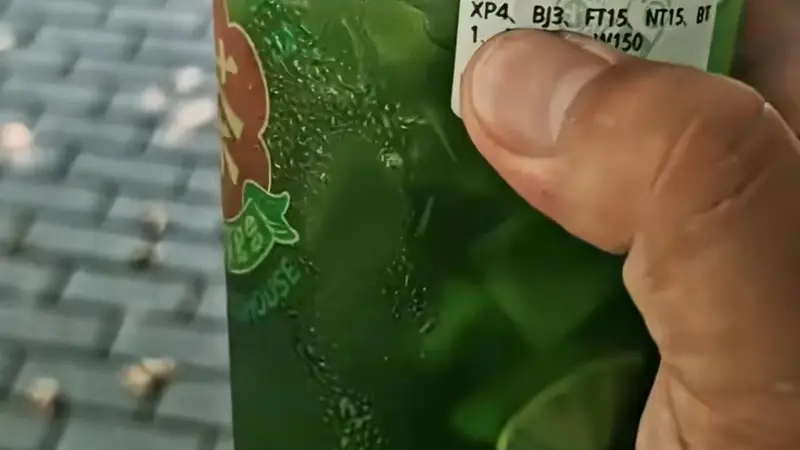 茶饮店爆款饮品名为“蜂油精”,顾客称口感清爽,品牌方:系蜂蜜柠檬水,不含风油精,已上架多年