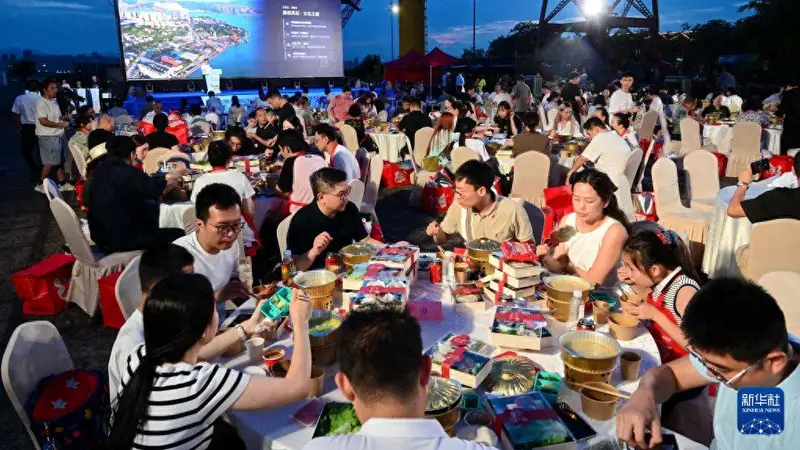 八闽美食嘉年华福州启幕 千人海鲜火锅点燃夏日消费热情
