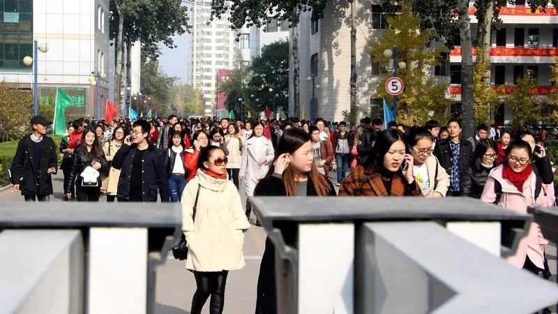 教师过剩潮来袭:未来十年全国或将减少200万岗位,铁饭碗不再稳当