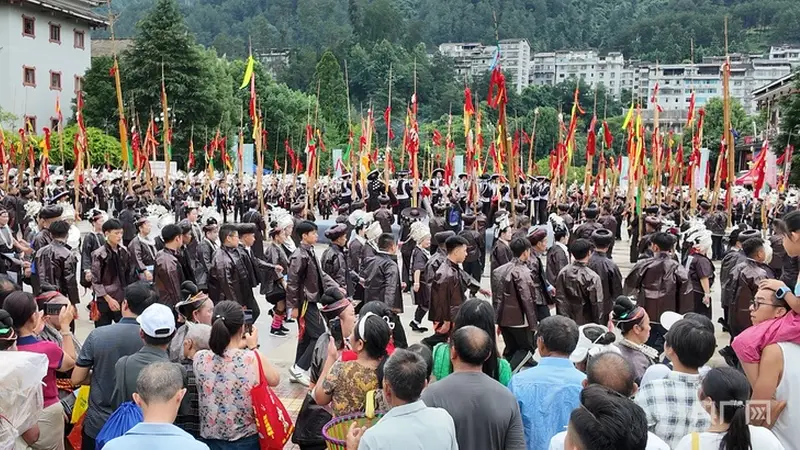 千名苗胞踏笙起舞 贵州剑河“六月六”上演非遗新韵
