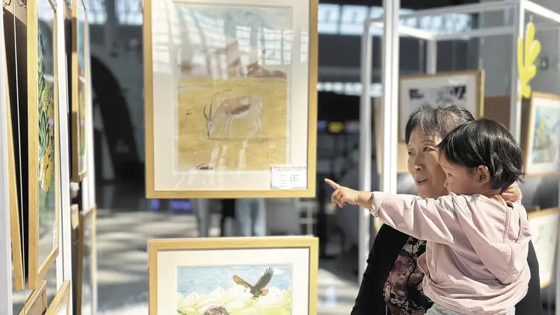 西宁青少年画展在曹家堡机场亮相展现河湟美育魅力