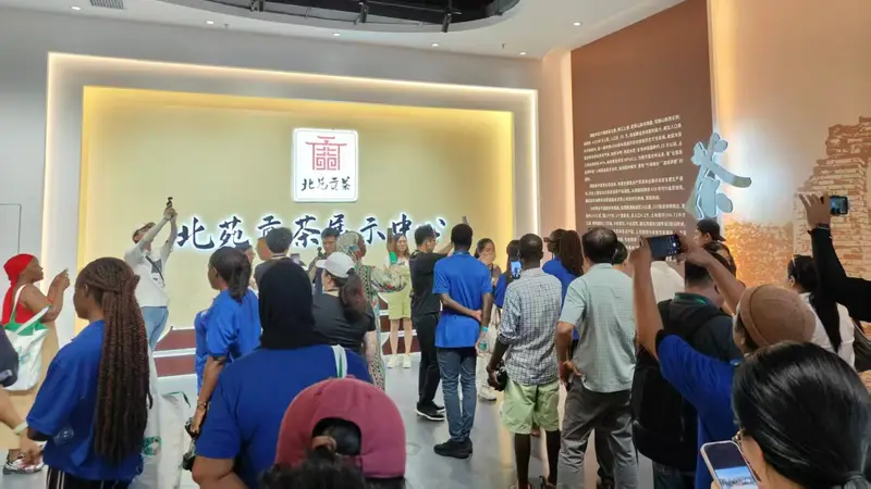 7月24日 北苑贡茶迎来8国43名国际研修班学员 茶香竹艺获赞并受追捧