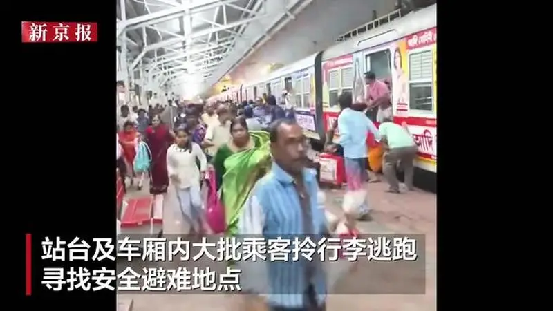 7月29日印度加尔各答火车站电线断裂起火 乘客惊慌奔逃