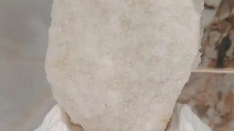 游客拾盐块留纪念？察尔汗盐湖不建议此举 或含毒素且破坏资源