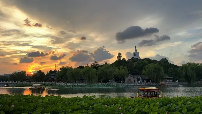 北京公园游船延时开放 市民可傍晚赏晚霞荡舟