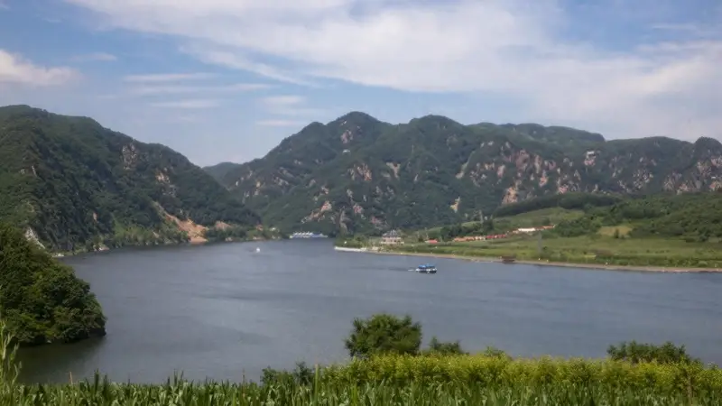 桓仁五女山秋日枫红 尽赏湖光山城品冰酒