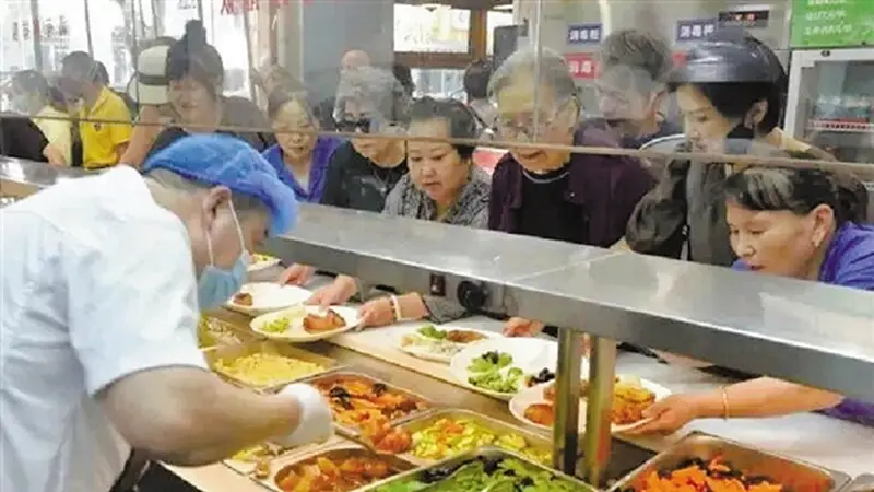 杭州多个社区食堂推消暑菜 还有凉茶纳凉服务